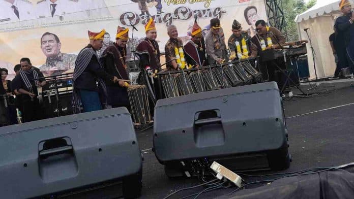 pesta_budaya_oang_oang_pakpak_bharat_menampilkan_nuansa_adat_dan_budaya