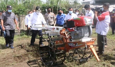 petani_simalungun_dapat_bantuan_4_unit_hand_traktor_dari_kementan