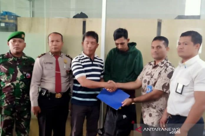 petugas_avsec_bandara_kualanamu_amankn_1800_pil_ektasi
