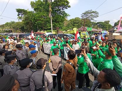 petugas_kebersihan_di_siantar_merasa_dibohongi