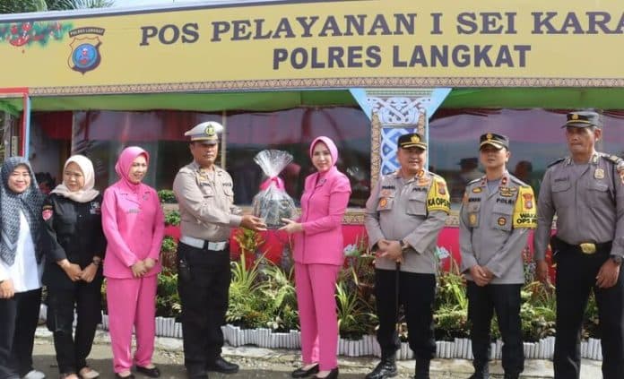 petugas_posyan_lilin_2023_polres_langkat_terima_bingkisan