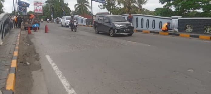 petugas_pupr_bersihkan_jembatan_sei_padang_tebing_tinggi