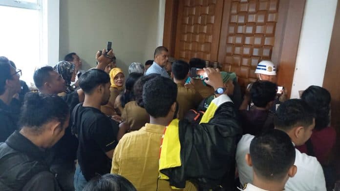petugas_satpol_pp_pemprov_sumut_diduga_lakukan_perintangan_aji_medan_kecam_tindakan_represif