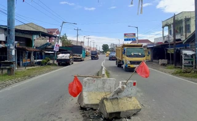 picu_kecelakaan_beton_pembatas_di_simpang_dua_siantar_akan_dibongkar