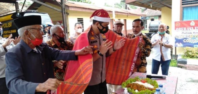 pilkada_aman_tokoh_masyarakat_samosir_ulosi_kapolres