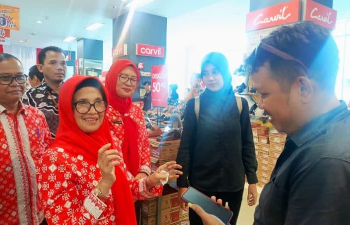 pilkada_siantar_susanti_bocorkan_dirinya_gandeng_pasangan_pelangi