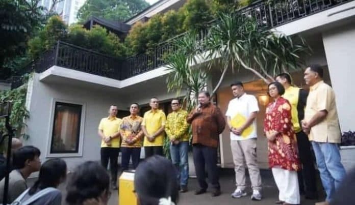 pilkada_sumut_airlangga_serahkan_surat_rekomendasi_dukungan_ke_bobby_nasution