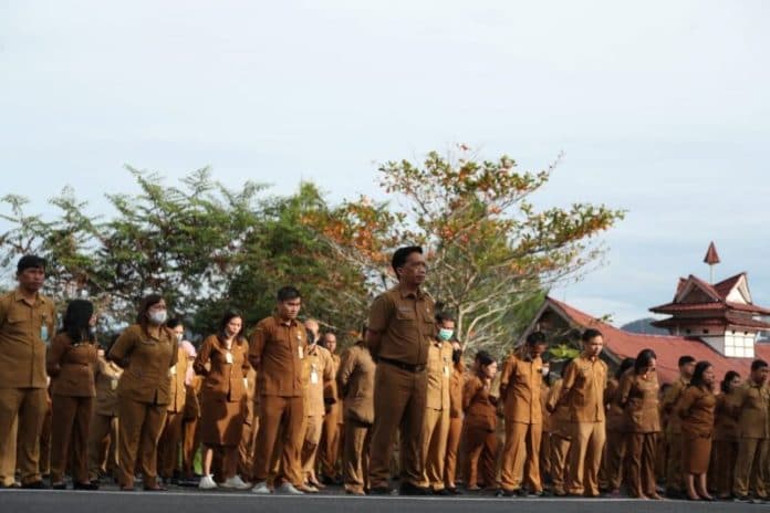 pimpin_apel_pagi_pj_sekda_ajak_asn_pakpak_bharat_jaga_marwah_pemerintah