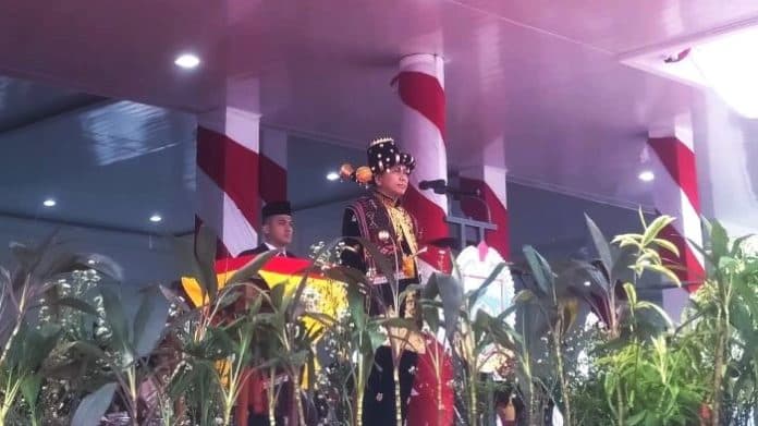 pimpin_upacara_hut_ri_ke_79_pj_gubsu_kenakan_pakaian_adat_mandaling