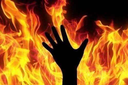 pintu_terkunci_dari_luar_5_orang_sekeluarga_tewas_saat_rumahnya_terbakar
