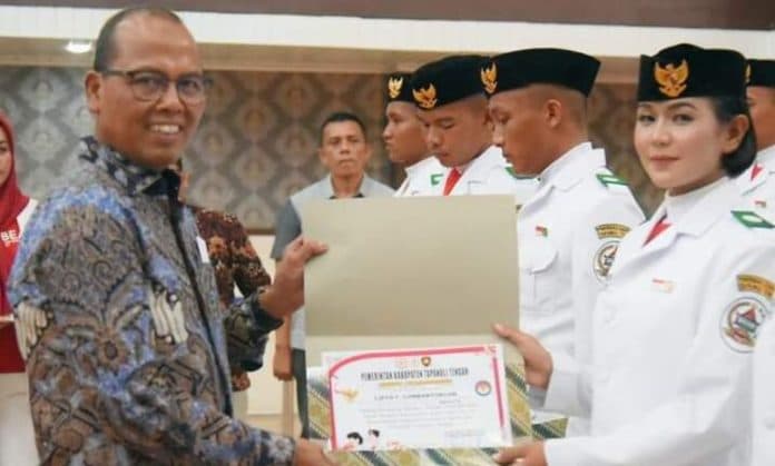 pj_bupati_apresiasi_paskibraka_tapteng_sukses_laksanakan_tugas