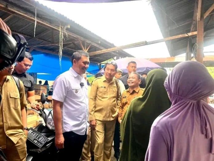 pj_bupati_batu_bara_cek_pasar_harga_kebutuhan_pokok_relatif_stabil