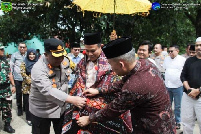 pj_bupati_padanglawas_disambut_dengan_upah_upah_dan_diulosi