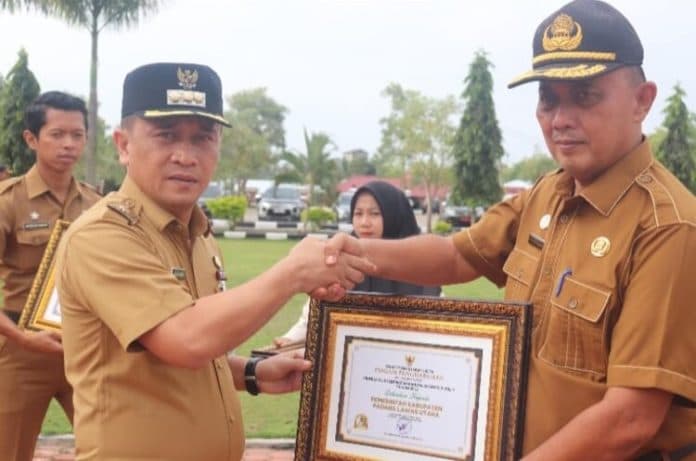 pj_bupati_paluta_serahkan_penghargaan_menpan_rb_ke_opd