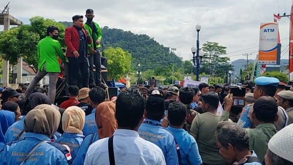 pj_bupati_tapteng_diduga_lakukan_pungli_proyek_ratusa_warga_demo