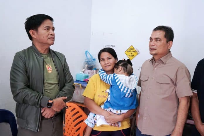pj_gubernur_sumut_jenguk_balita_mesrida_waruwu_pasca_operasi_benjolan