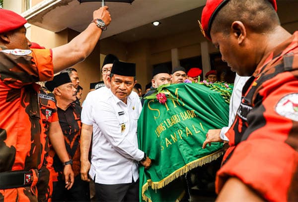 pj_gubernur_sumut_ucapkan_doa_dan_melepas_keberangkatan_jenazah_kodrat_shah