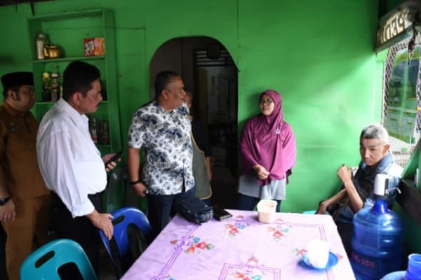 pj_wako_tebing_tinggi_kunjungi_penderita_penyakit_pengecilan_selaput_otak