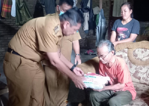 pj_wali_kota_tebing_tinggi_beri_sembako_untuk_3_lansia_terlantar
