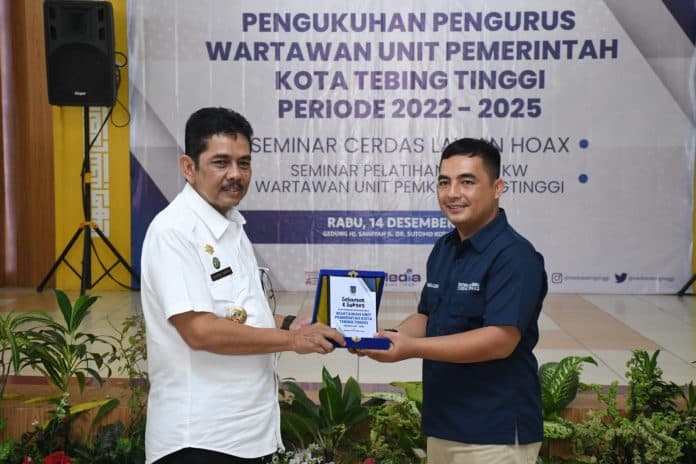 pj_wali_kota_tebing_tinggi_kukuhkan_pengurus_wartawan_unit_pemko