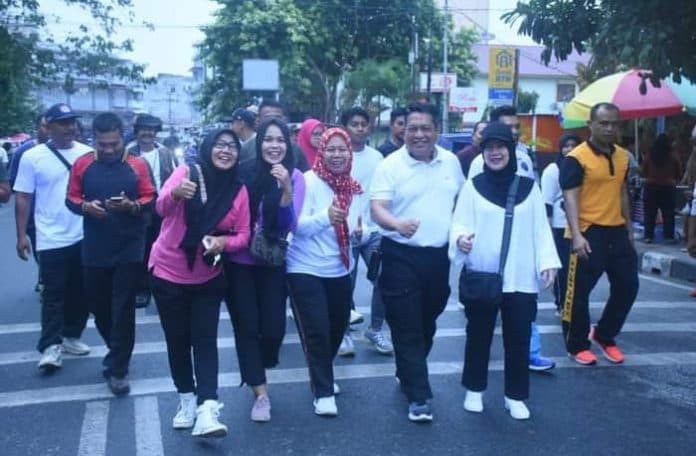 pj_wali_kota_terapkan_gerak_jalan_sehat_di_lapangan_merdeka_sri_mersing