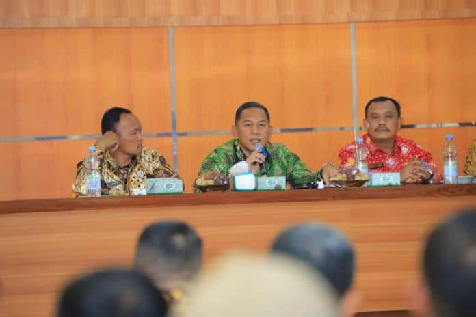 pjs_bupati_labura_ajak_lurah_dan_kades_jaga_keamanan_dan_kenyamanan_jelang_pilkada