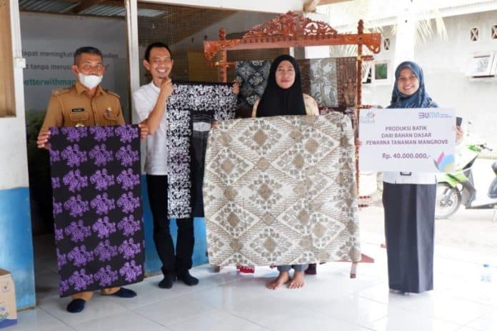 pln_berdayakan_kelompok_tani_sulap_mangrove_jadi_bahan_pewarna_batik