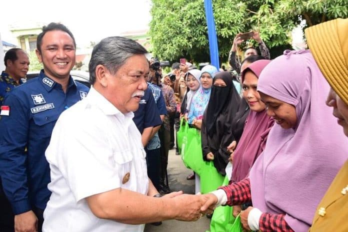 plt_bupati_deli_serdang_serahkan_bantuan_cadangan_pangan_pemerintah_tahap_ii_bagi_767_krs