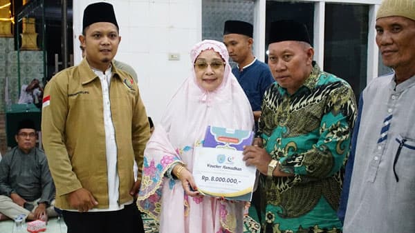 plt_bupati_labuhanbatu_berikan_bantuan_untuk_10_masjid_di_desa_kampung_bilah