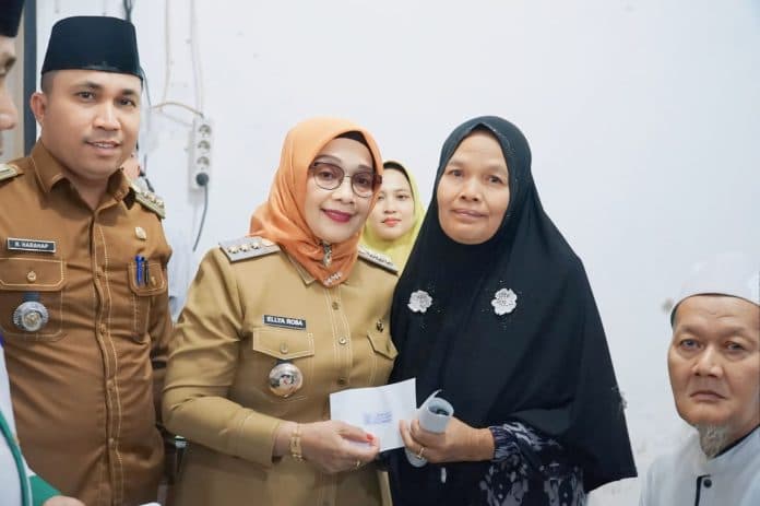 plt_bupati_labuhanbatu_bersama_baznas_salurkan_zakat_di_kecamatan_bilah_hilir