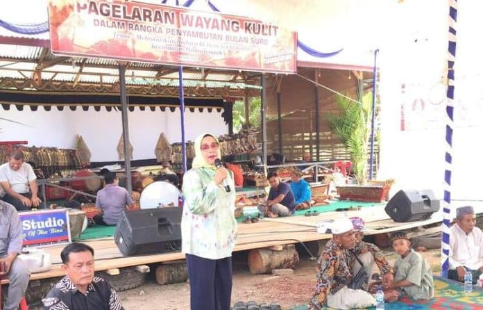 plt_bupati_labuhanbatu_dukung_pelestarian_wayang_kulit_di_bulan_suro