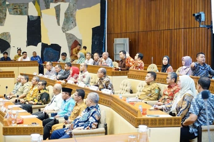 plt_bupati_labuhanbatu_ikuti_rapat_pembahasan_ruu_bersama_komisi_ii_dpr