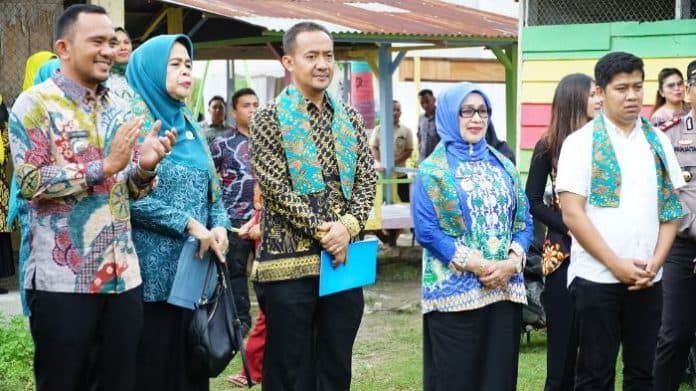 plt_bupati_labuhanbatu_sambut_kunjungan_tim_monitoring_pkk_sumut