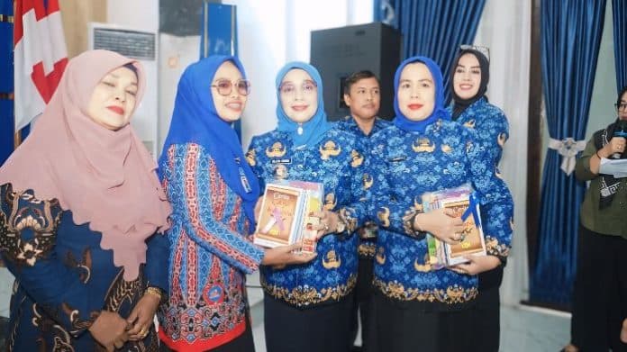 plt_bupati_labuhanbatu_serahkan_383_buku_bacaan_tk_paud_dan_ra