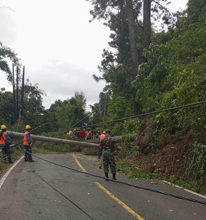 pohon_dan_tiang_listrik_tumbang_di_jalur_siantar_parapat