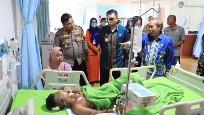 pohon_tumbang_timpa_pramuka_kompas_di_labuhanbatu_kemah_dibubarkan