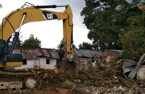 pohon_tumbang_yang_menimpa_rumah_warga_di_humbahas_dibersihkan