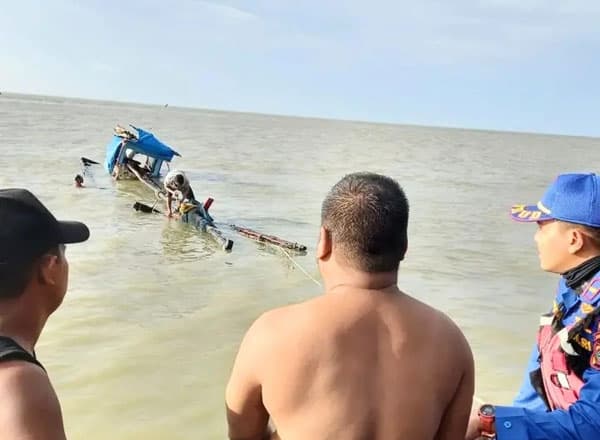 polairud_tanjung_tiram_evakuasi_boat_karam_di_perairan_batu_bara_3_awak_selamat