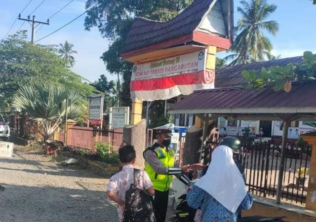 polantas_polres_tapsel_pantau_daerah_rawan_macet