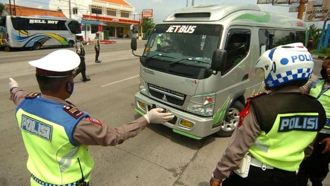 polantas_yang_terbukti_terima_suap_loloskan_pemudik_bandel_langsung_dipecat
