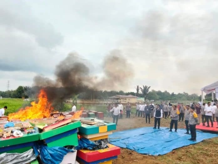 polda_sumut_bakar_192_mesin_judi_jenis_jackpot