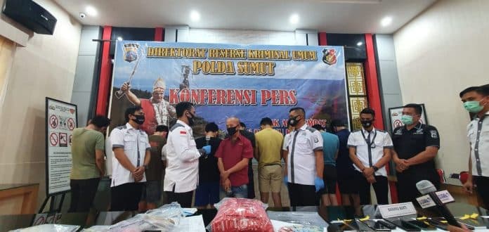 polda_sumut_bongkar_praktik_pijat_homo_seks_di_medan