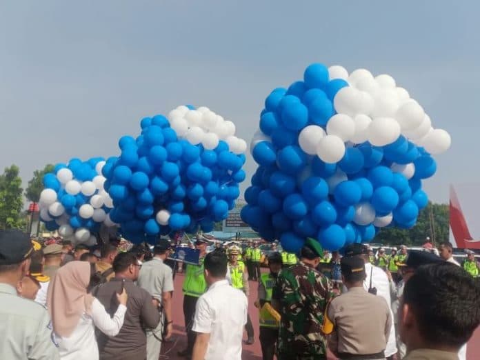 polda_sumut_terbangkan_tiga_ekor_sapi_dalam_balon_udara