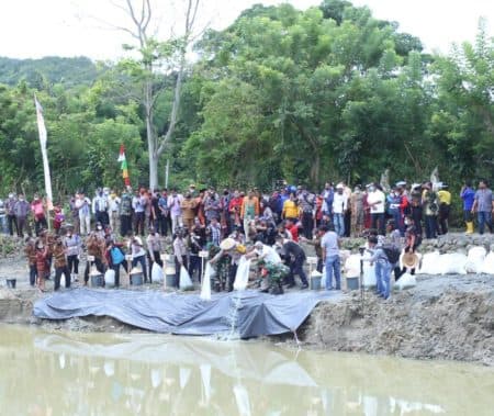 poldasu_berikan_bantuan_benih_ikan_dan_jagung_pada_warga_toba