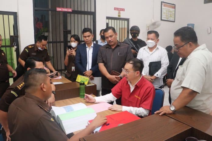 poldasu_serahkan_bos_judi_online_apin_bk_ke_kejari_medan