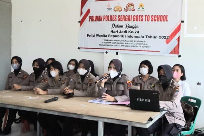 police_goes_to_school_polwan_sergai_ajak_siswa_cerdas_menggunakan_medsos_dan_berlalulintas
