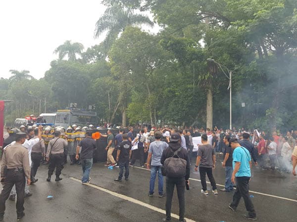 polisi_amankan_perampok_kotak_suara_dan_provokator_di_kantor_kpu_siantar