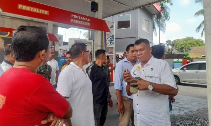 polisi_dan_hsse_medan_investigasi_pertalite_bercampur_air_di_spbu_sambo