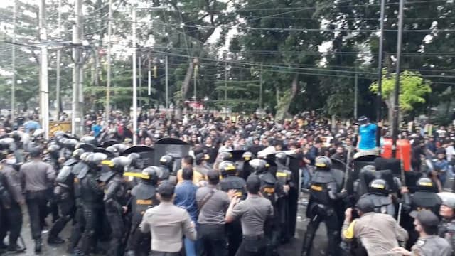 polisi_dilempari_di_siantar_ini_penjelasan_koordinator_aksi_gerilyawan