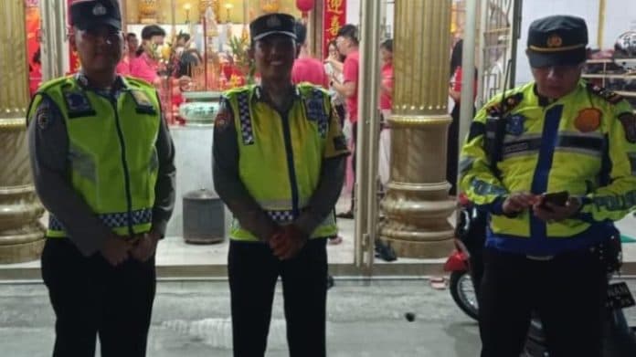 polisi_disiagakan_malam_puncak_perayaan_tahun_baru_imlek_2575_di_tebing_tinggi